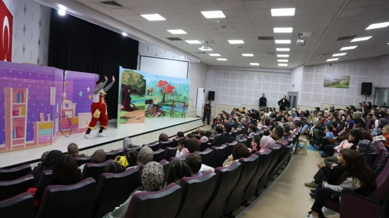 Kartepe’de Çocuklar İçin Küçük Cesaretler Kulübü Oyunu Sahnelendi