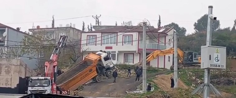 Dilovası'nda Hafriyat Kamyonu Askıda Kaldı