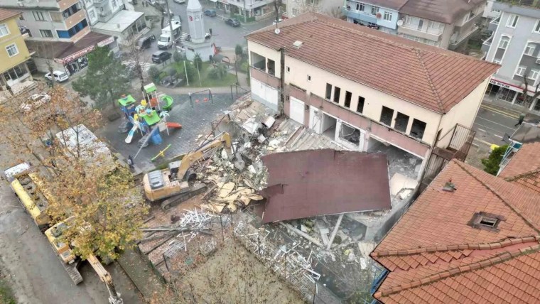 Körfez'de Riskli Bina Güvenli Şekilde Yıkıldı