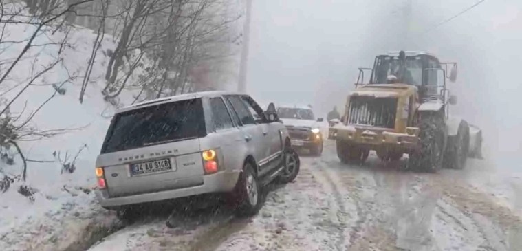 Kocaeli’de Yoğun Kar Yağışı: Ekipler Yolları Açık Tutmak İçin Çalışıyor