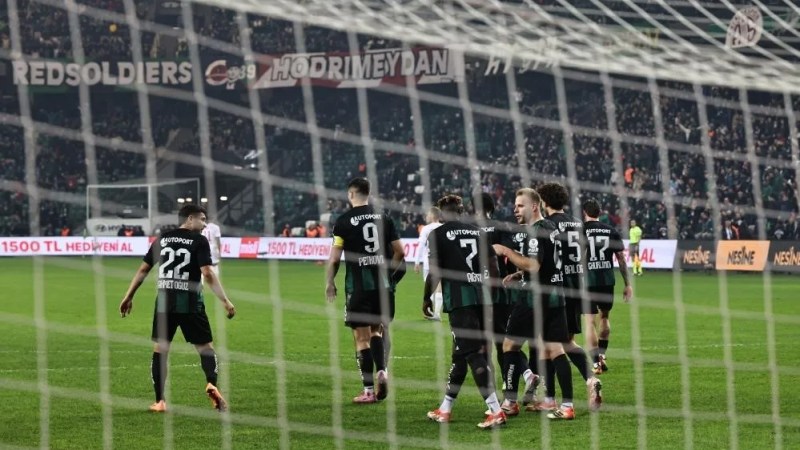 Kocaelispor'un İlk Yarı Performansı: İç Sahada Güçlü, Deplasmanda Zayıf