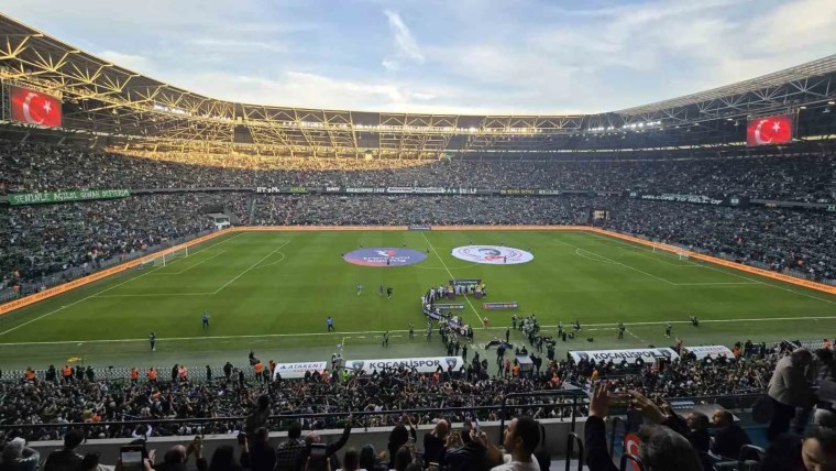Kocaelispor'un İlk Yarı Performansı: İç Sahada Güçlü, Deplasmanda Zayıf