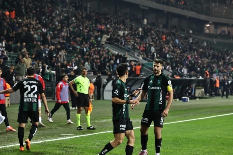 Kocaelispor'un İlk Yarı Performansı: İç Sahada Güçlü, Deplasmanda Zayıf