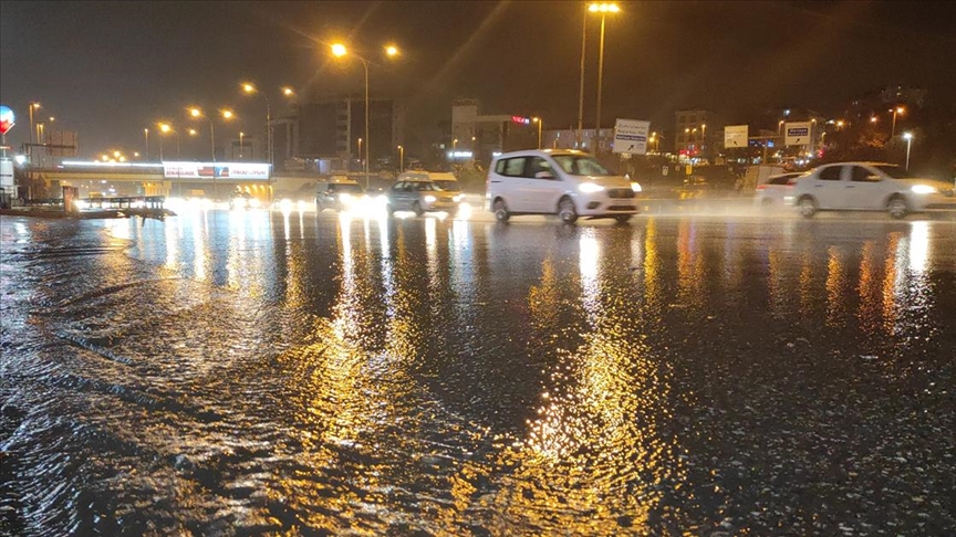 İstanbul’u sağanak vurdu: 17 saat sürecek