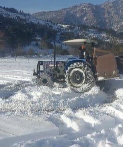 Traktörlerle tarlada kar drifti