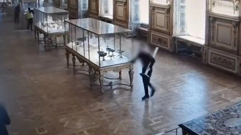Louvre Müzesi Soygununa Ait Yeni Görüntüler Yayınlandı