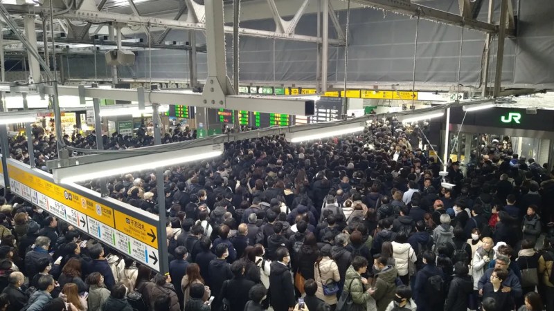 Tokyo’da Elektrik Kesintisi Tren Seferlerini Felç Etti