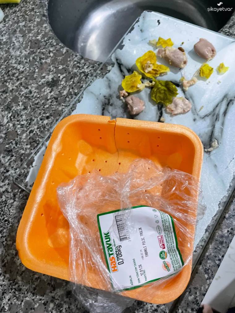 Kocaeli’de tavuk skandalı! Marketten aldığı tavukta şok eden manzara