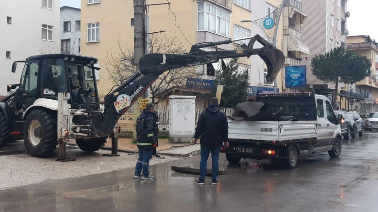 Körfez'de Şiddetli Fırtına Çatılara ve Araçlara Zarar Verdi