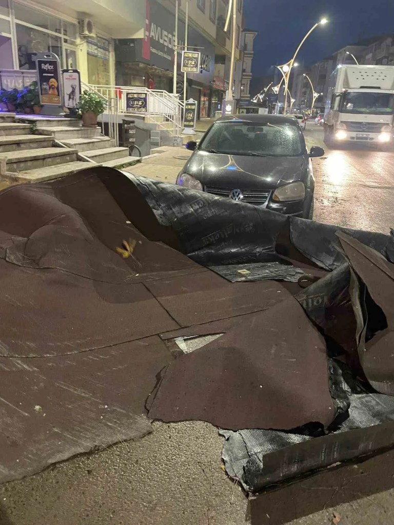 Körfez'de Şiddetli Fırtına Çatılara ve Araçlara Zarar Verdi