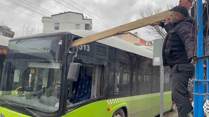 Kocaeli'de Fırtına: Çatıdan Kopan Kereste Otobüse Saplandı
