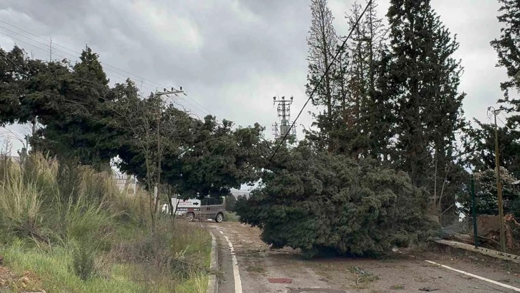 Kocaeli'de Fırtına: Çatıdan Kopan Kereste Otobüse Saplandı