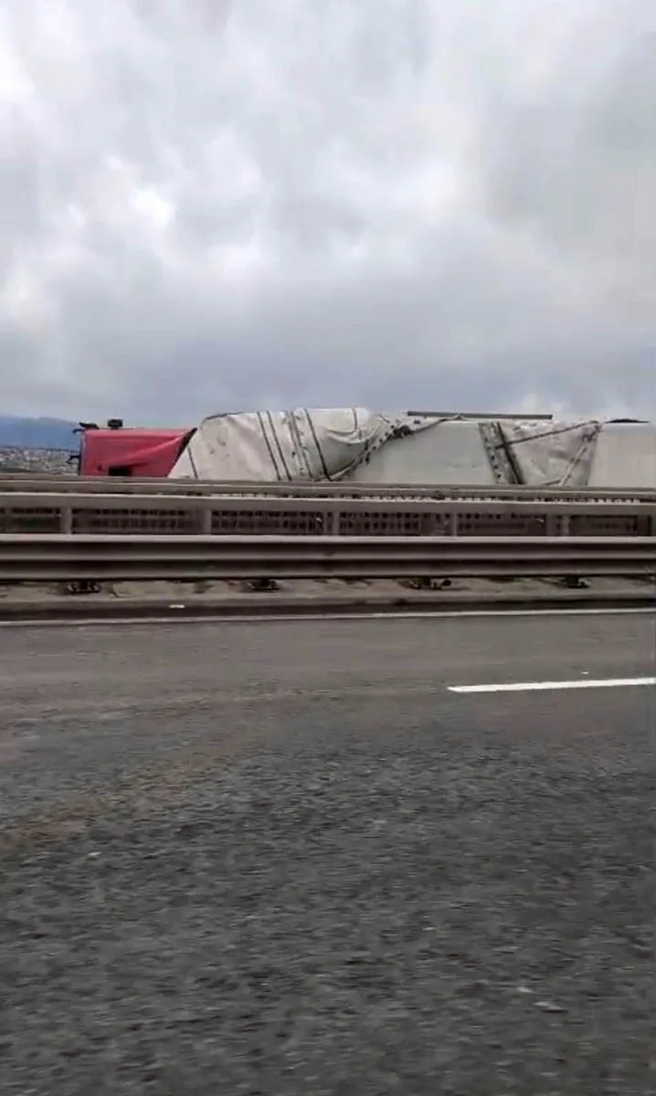 Kuzey Marmara Otoyolu'nda Şiddetli Fırtına İki Tırı Devirdi