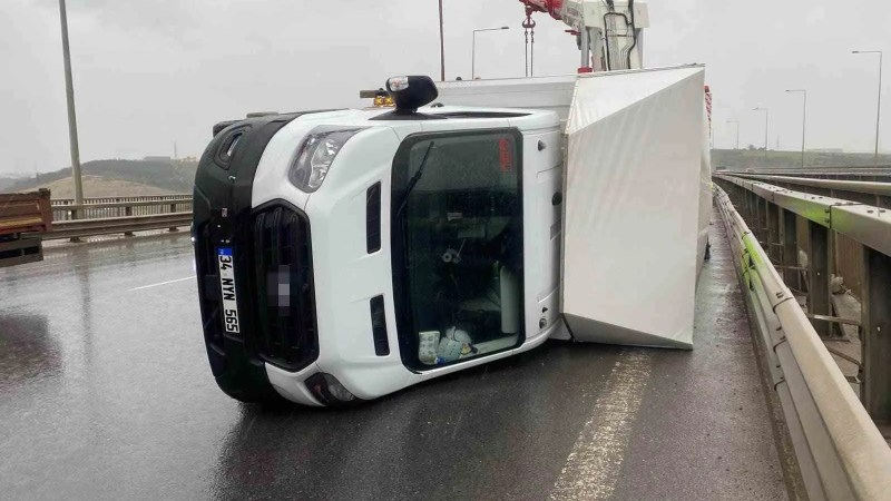 Kocaeli'de Fırtına Kamyoneti Devrildi