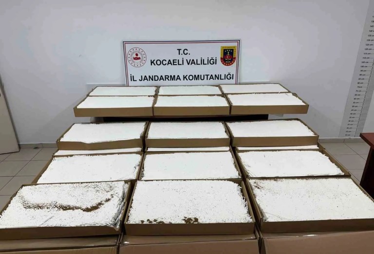 Kocaeli'de Araçta Yüklü Miktarda Kaçak Makaron Ele Geçirildi