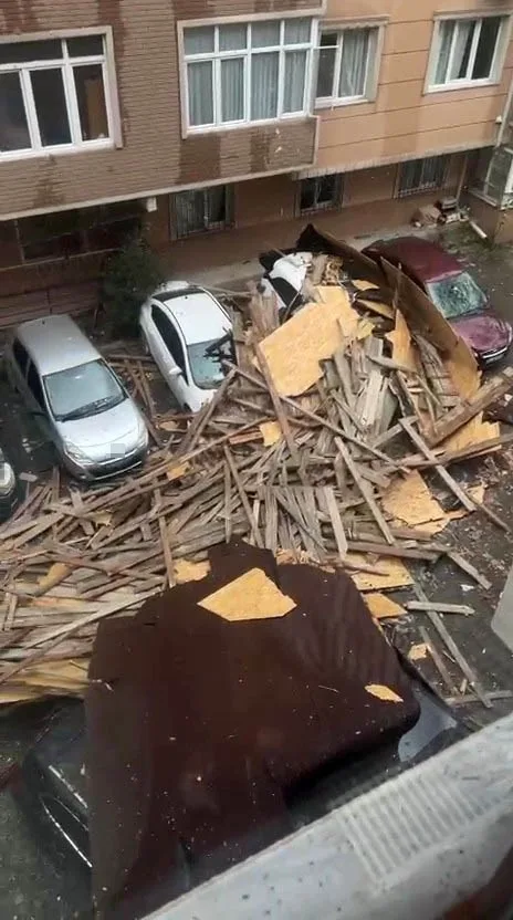 Kocaeli'de Şiddetli Rüzgarın Ardından 186 Evde Çatı Hasarı