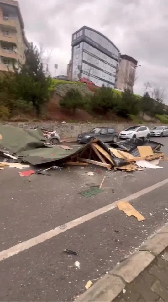Kocaeli'de Şiddetli Rüzgarın Ardından 186 Evde Çatı Hasarı