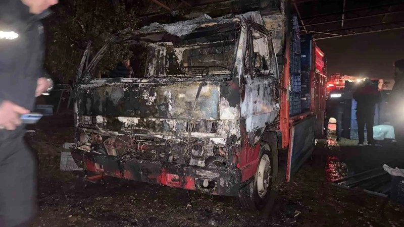 Antalya'da Park Halindeki Kamyonet Yangında Kullanılamaz Hale Geldi
