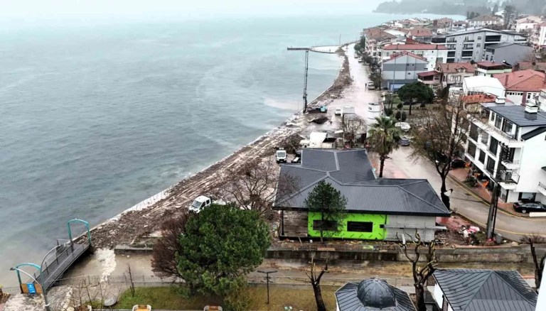 Gölcük Ulaşlı Sahilinde Taşkınlara Karşı Dalgakıran Çalışması Devam Ediyor
