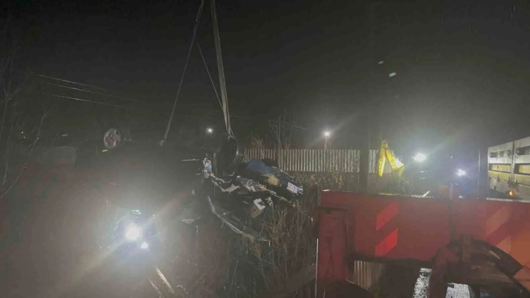 Kocaeli'de Otomobil Çaya Uçtu: Baba ve Oğlu Hayatını Kaybetti