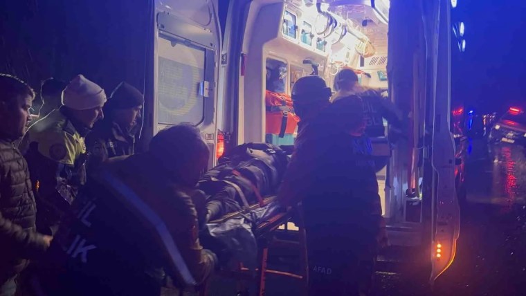 Kocaeli'de Otomobil Çaya Uçtu: Baba ve Oğlu Hayatını Kaybetti