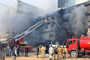 Pakistan'da AVM Yangınında Can Pazarı: İki Kişi Yüksekten Düştü