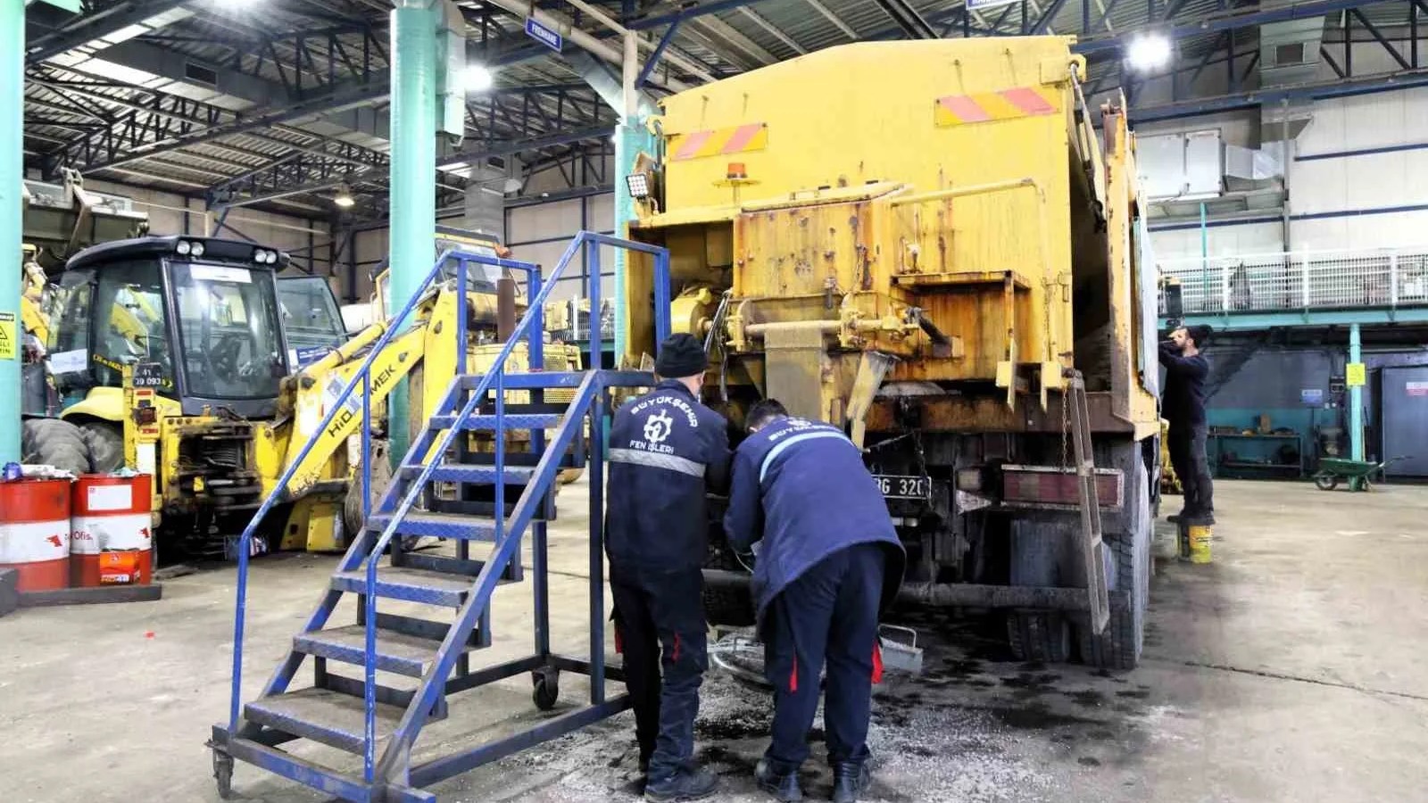 İş Makinelerinin Bakımı Kocaeli Belediyesi Atölyesinde Yapılıyor