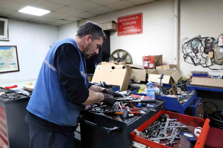 İş Makinelerinin Bakımı Kocaeli Belediyesi Atölyesinde Yapılıyor