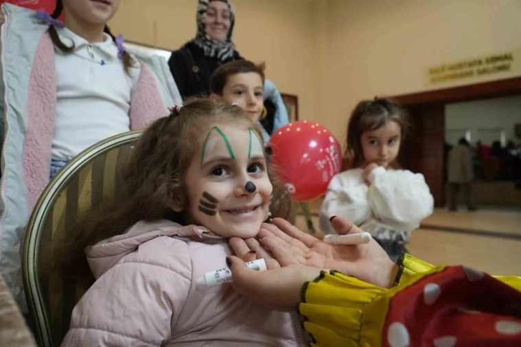 Gölcük'te Öğrenciler İçin Ara Tatil Tiyatro Şenliği Başladı