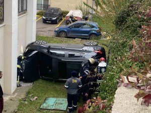 Kocaeli'de İstinat Duvarından Düşen Araçta Anne ve Kızı Yaralandı