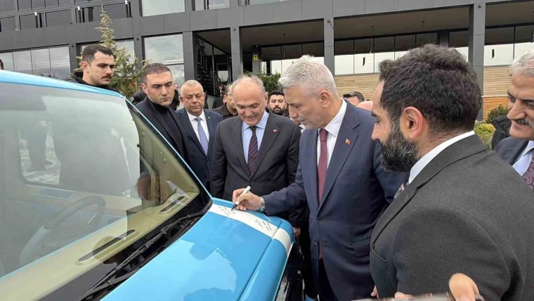 Bakan Bolat, Yerli Elektrikli Araca Hayran Kaldı