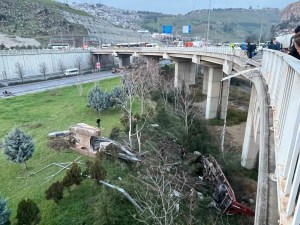 İzmir'de Freni Boşalan Kamyon Kazası: Üç Yaralı