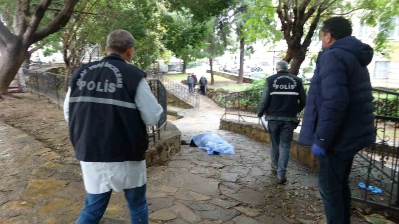 Antalya'da Yaşlı Adam Parkta Ölü Bulundu