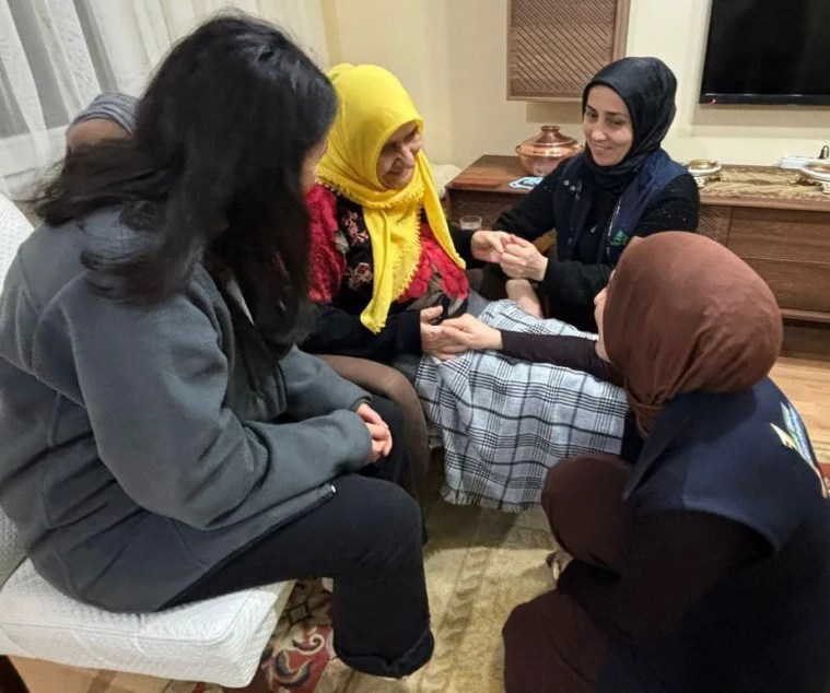 Kartepe'de Alo Evlat Ekiplerinden Yaşlılara Destek