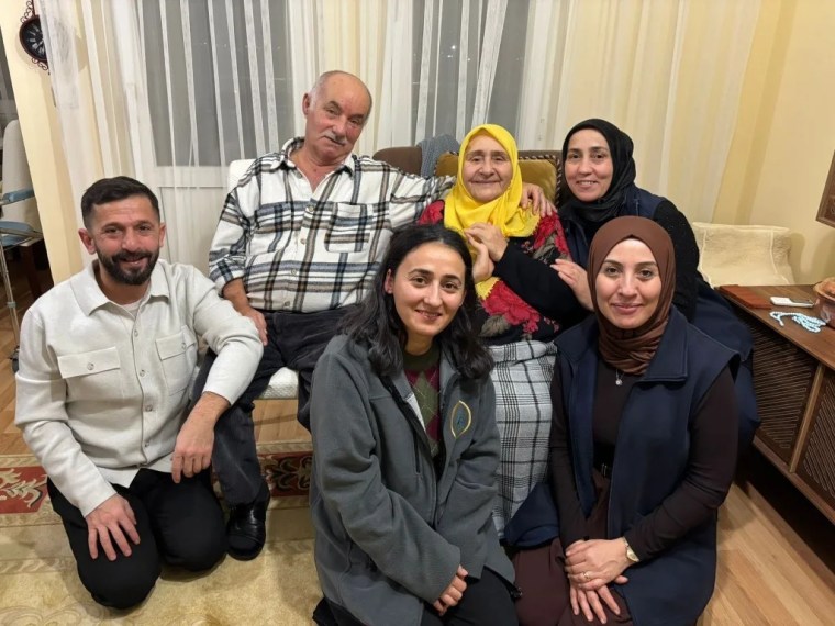 Kartepe'de Alo Evlat Ekiplerinden Yaşlılara Destek