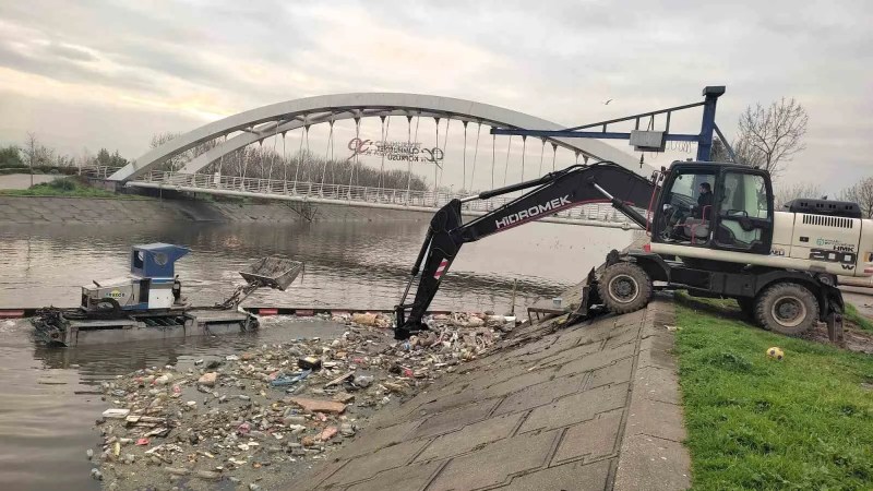 Bariyer Sistemleriyle İzmit Körfezi'nde Atıkların Denize Ulaşması Engellendi
