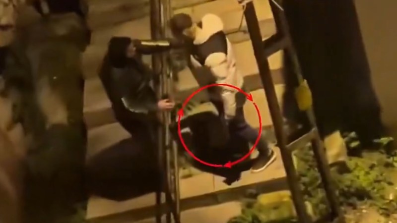 Rahatlığa bak! Elinde silahla telefonu gasp etti!