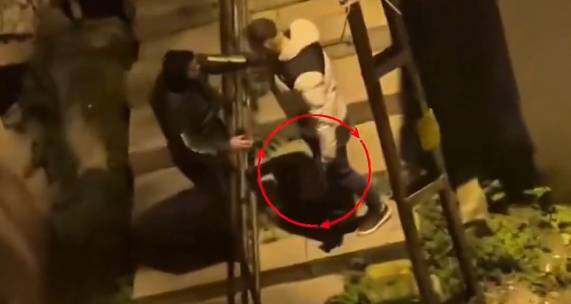Rahatlığa bak! Elinde silahla telefonu gasp etti!