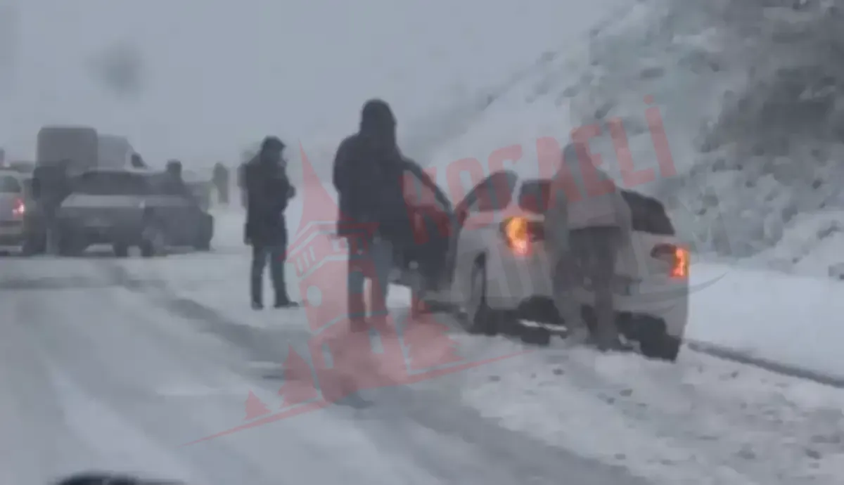 Kandıra yolu beyaza büründü: Sürücüler zor anlar yaşıyor