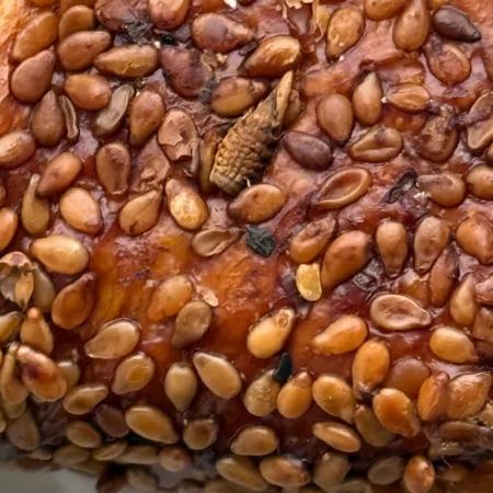 Marketten alınan simitten çıkan şey şaşırttı