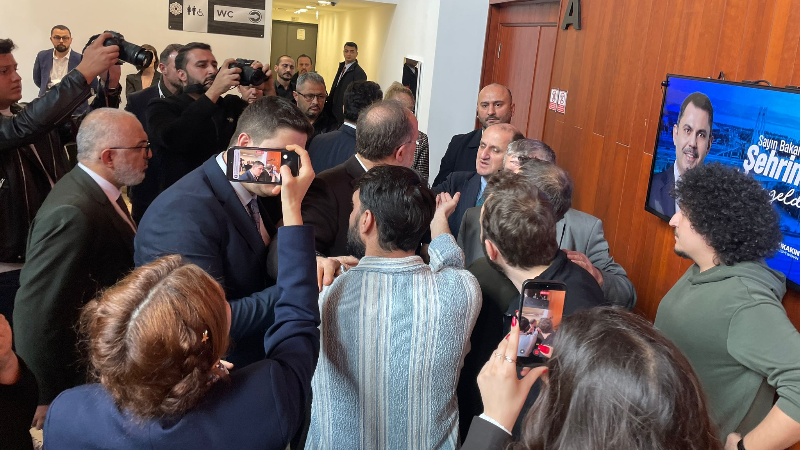 Bakan Murat Kurum’un programında gerginlik! Gazeteciye darp girişimi