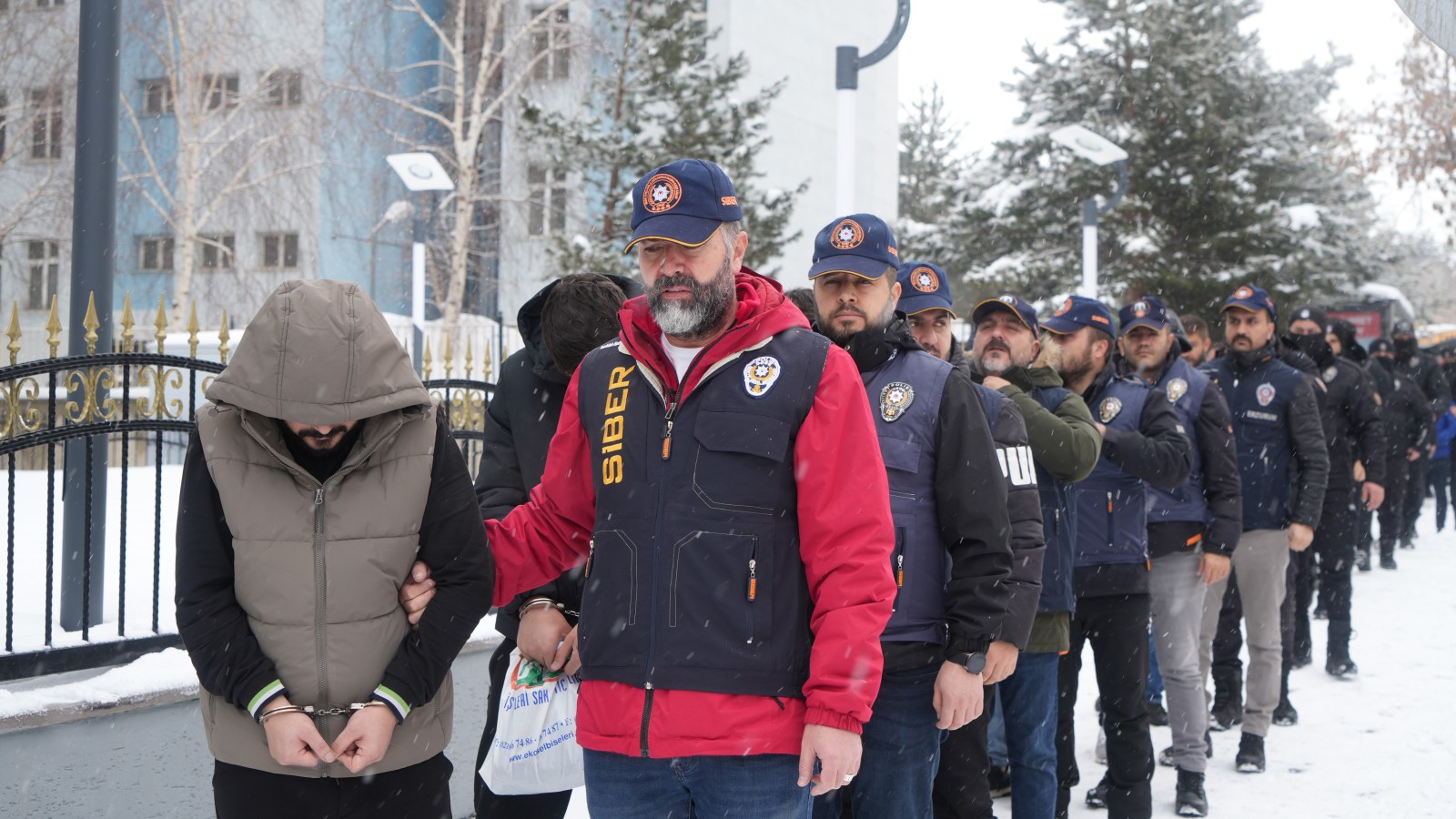 Kocaeli dahil 28 ilde dev operasyon! Sahte araç kiralama siteleriyle milyonluk vurgun