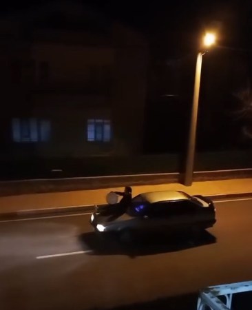 Davulcu aracın üstüne çıktı, sahura böyle uyandırdı