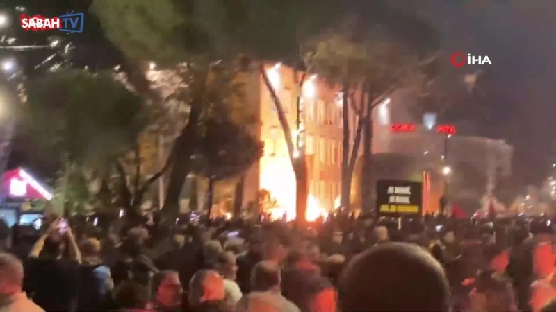 Arnavutluk’ta Hükümet Karşıtı Protestolar: Başbakanlık Binasına Saldırı