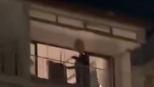 Sinir krizi geçirdi, eşyaları balkondan fırlattı!