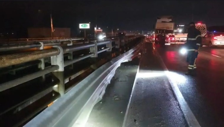 Kocaeli'de Bariyerlere Çarpan Otomobil Kazası