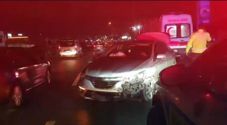 Kocaeli'de Bariyerlere Çarpan Otomobil Kazası