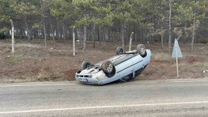 Eskişehir'de Kaygan Yolda Takla Atan Araçta İki Kişi Yaralandı