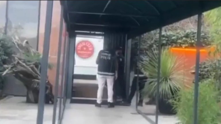 Beşiktaş'ta Ünlülerin Spor Salonuna Polis Baskını