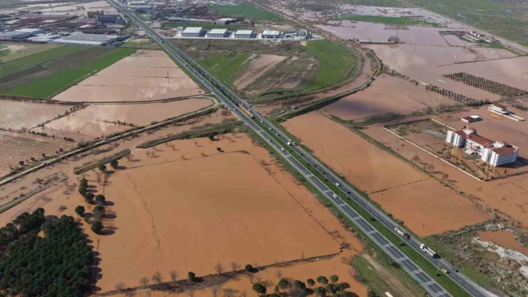 Salihli'de Su Baskını Felaketi: Gediz Nehri Taştı